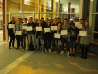 un groupe délèves avec leurs diplômes